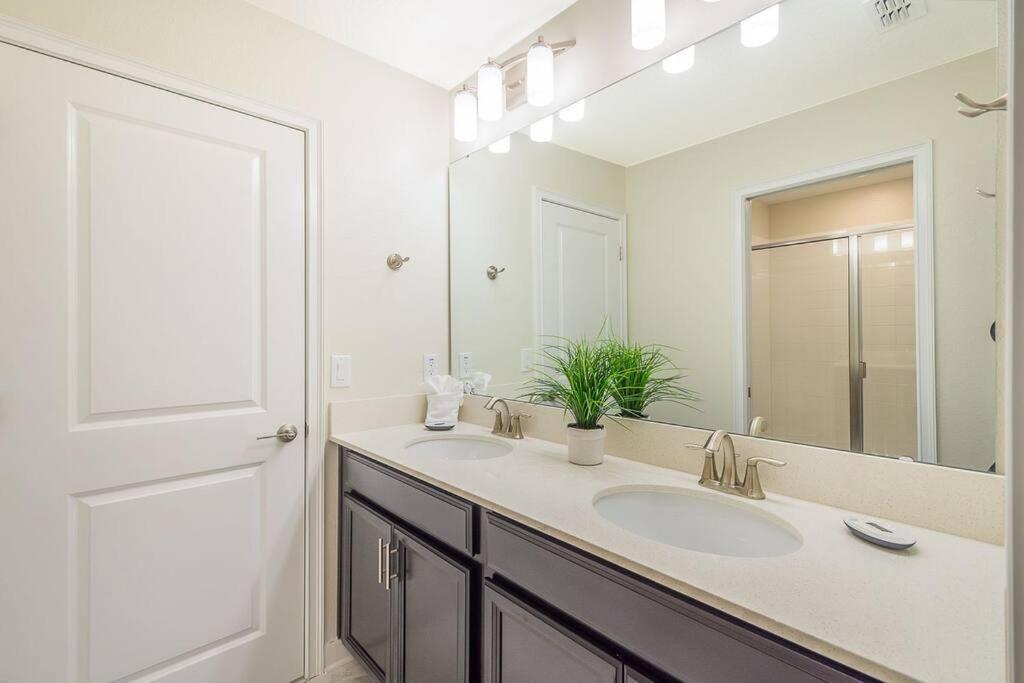 Luxury Inside Storey Lake, - No Extra Fees * Kissimmee