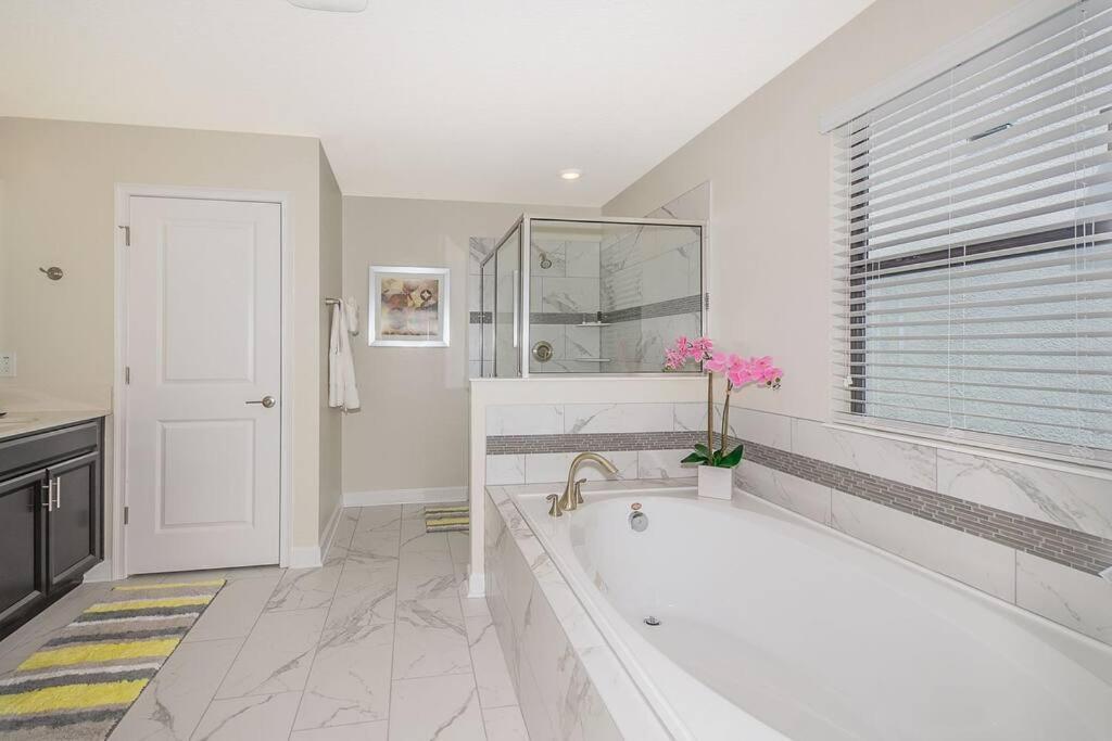 Villa Luxury Inside Storey Lake, - No Extra Fees *